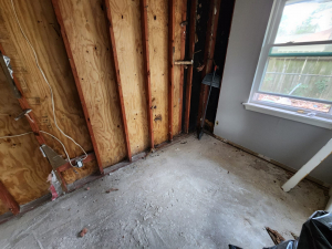 Fast water damage response to roof leak in Houston, TX