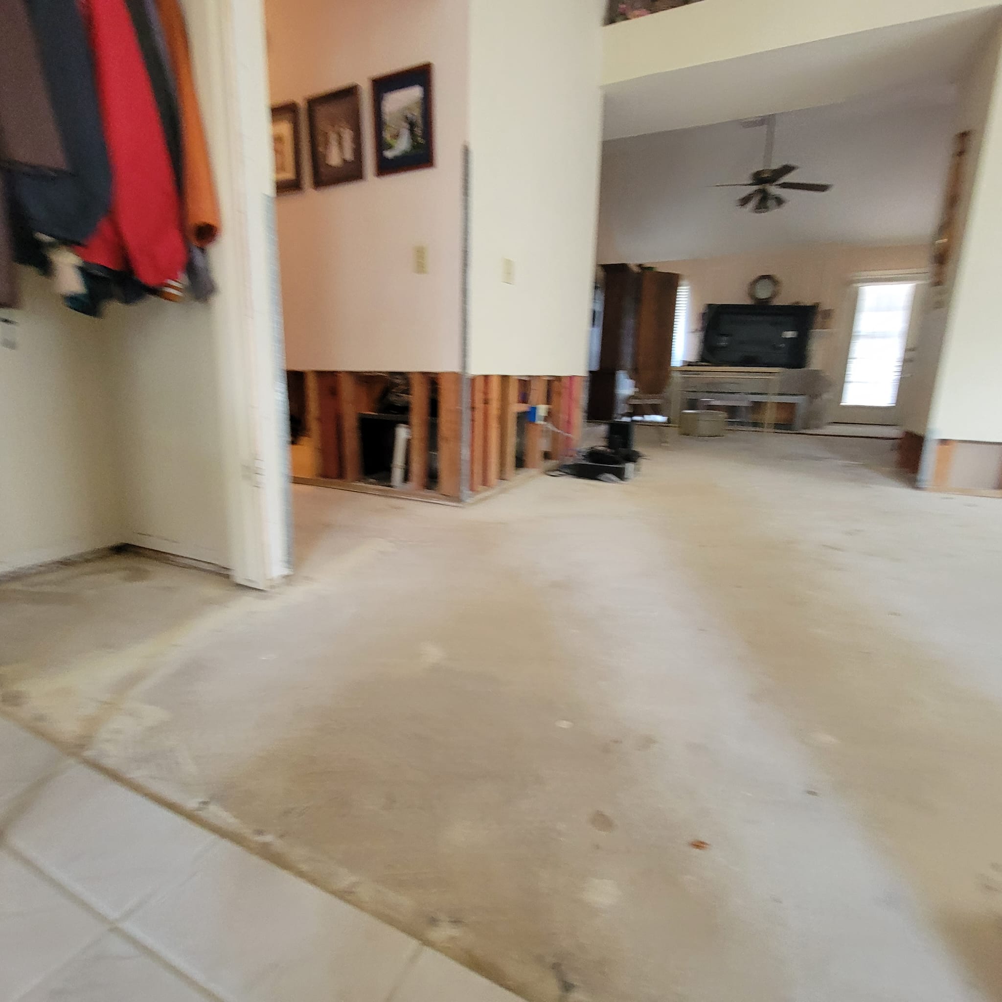 Water damage restoration after a toilet tank busted and flooded this Houston, TX house