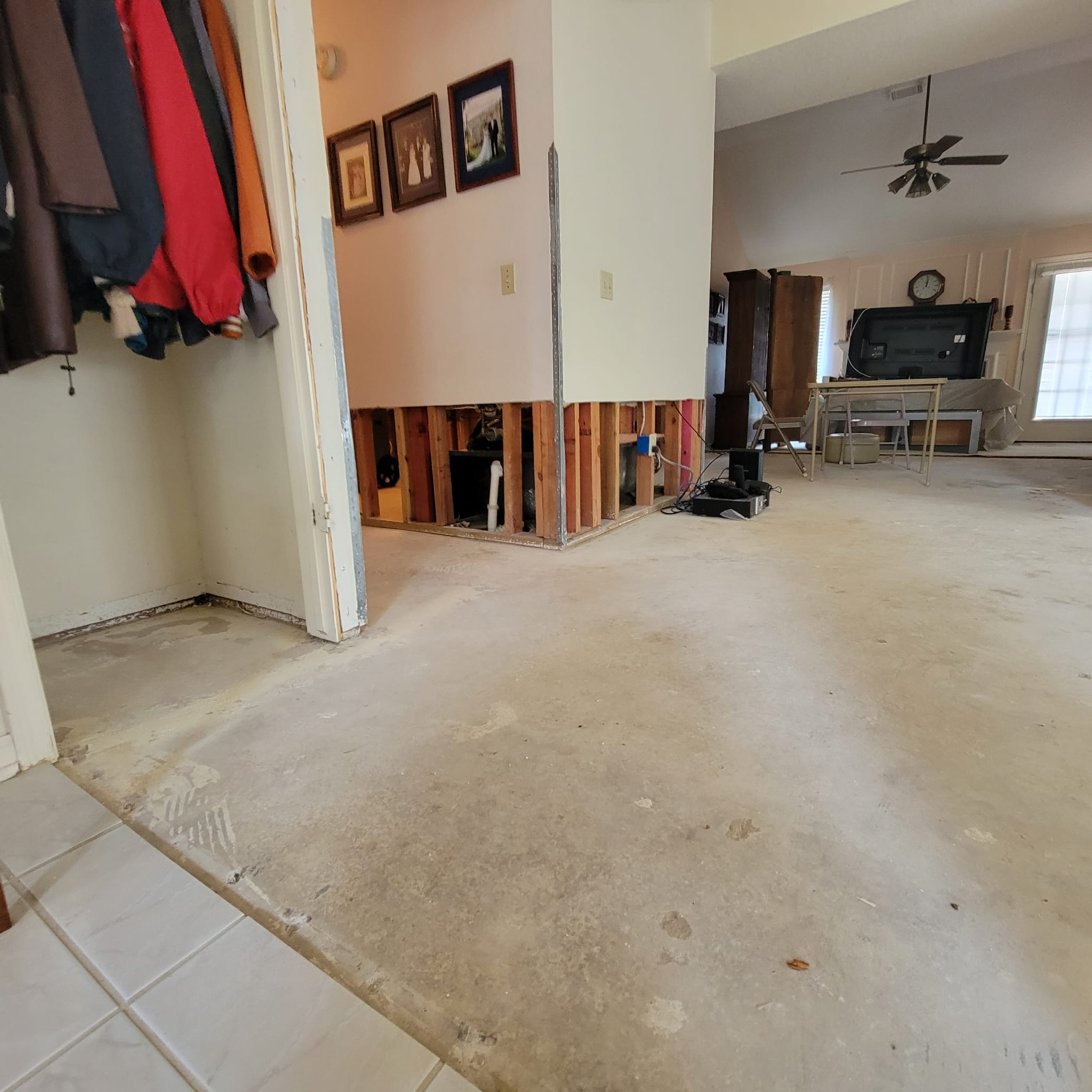 Water damage restoration after a toilet tank busted and flooded this Houston, TX house