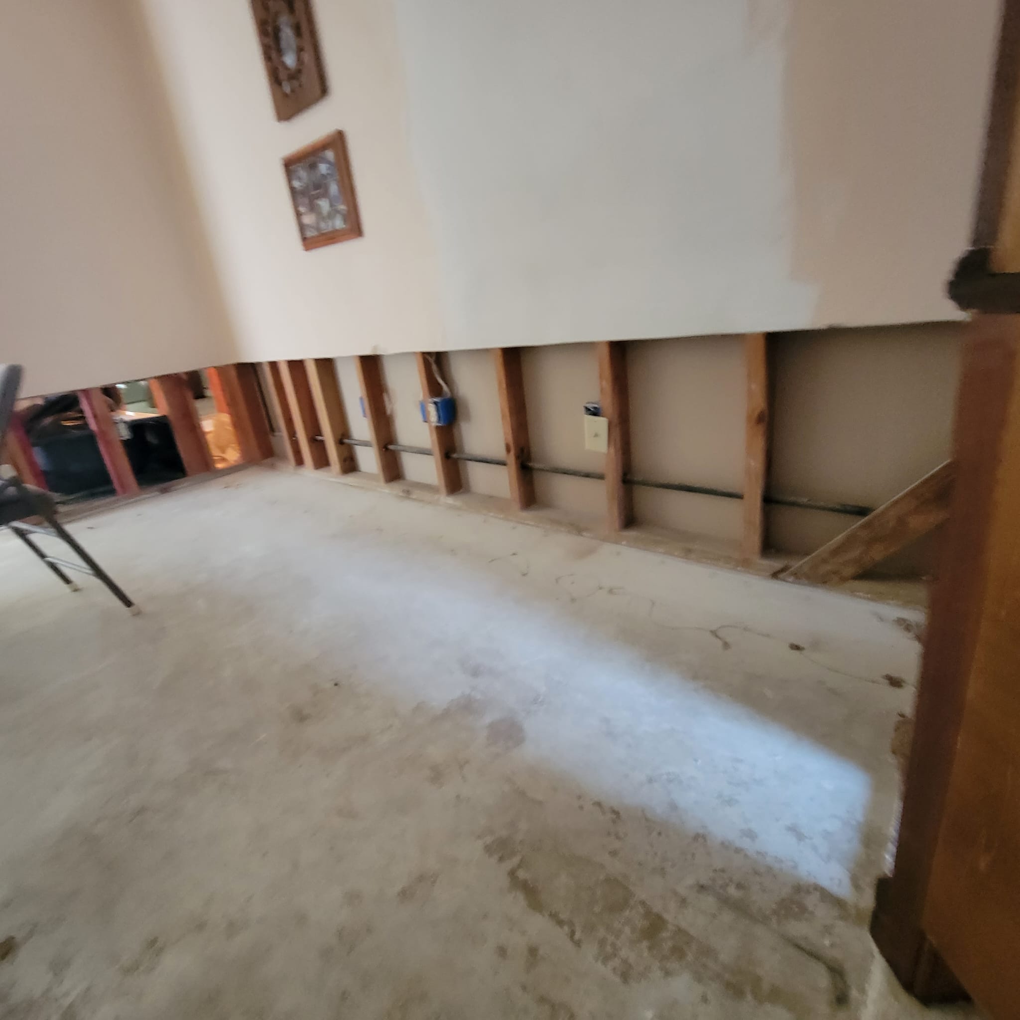 Water damage restoration after a toilet tank busted and flooded this Houston, TX house