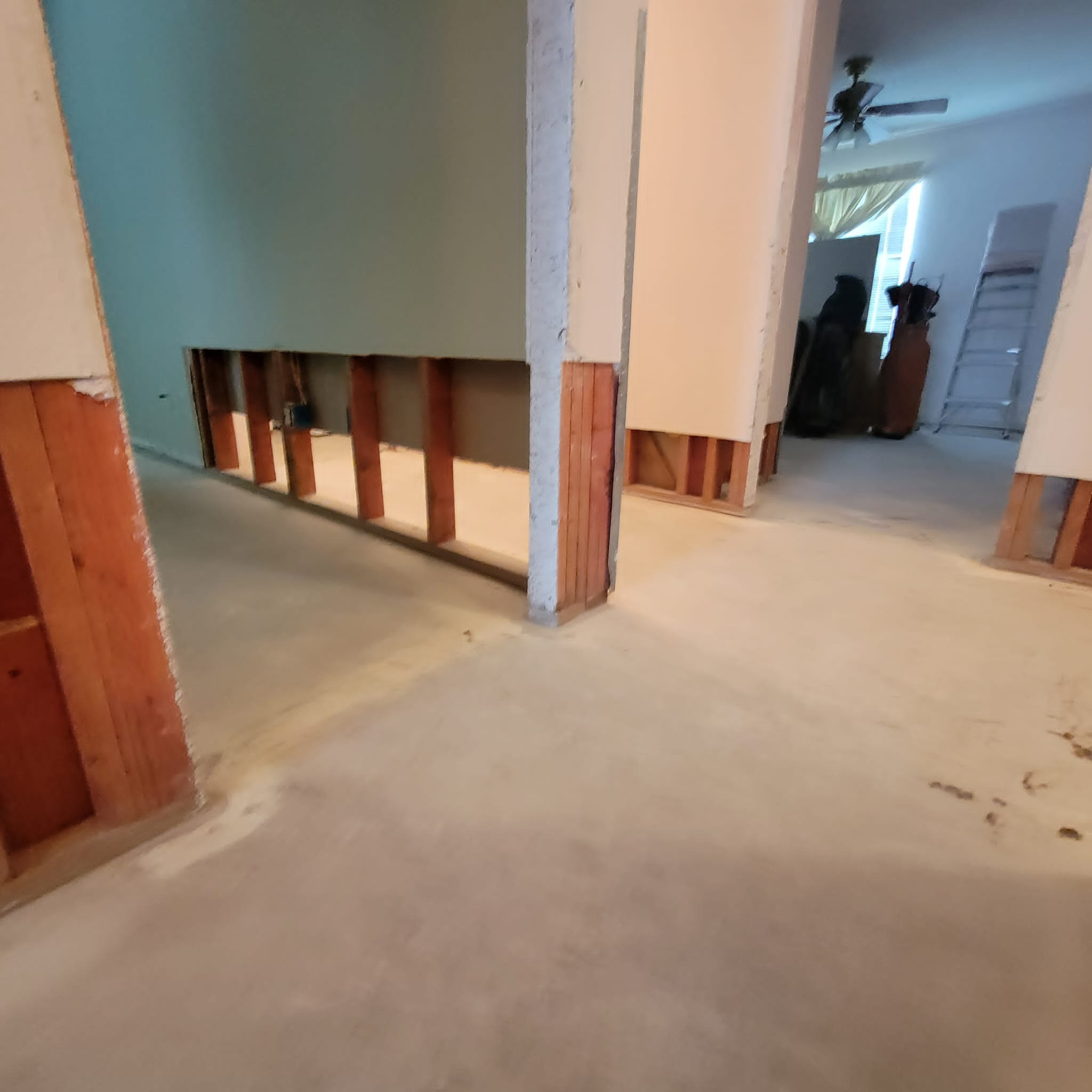 Water damage restoration after a toilet tank busted and flooded this Houston, TX house