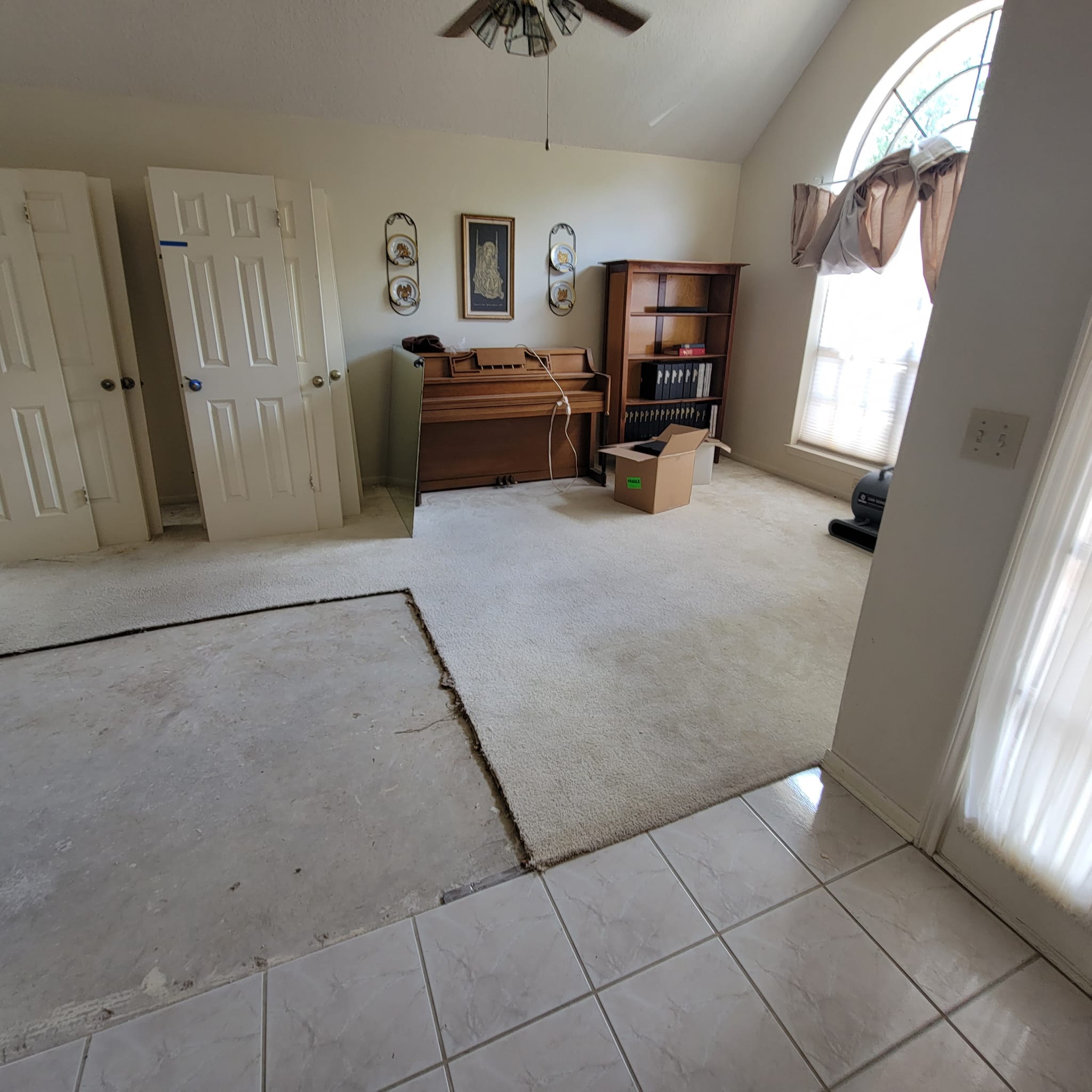 Water damage restoration after a toilet tank busted and flooded this Houston, TX house