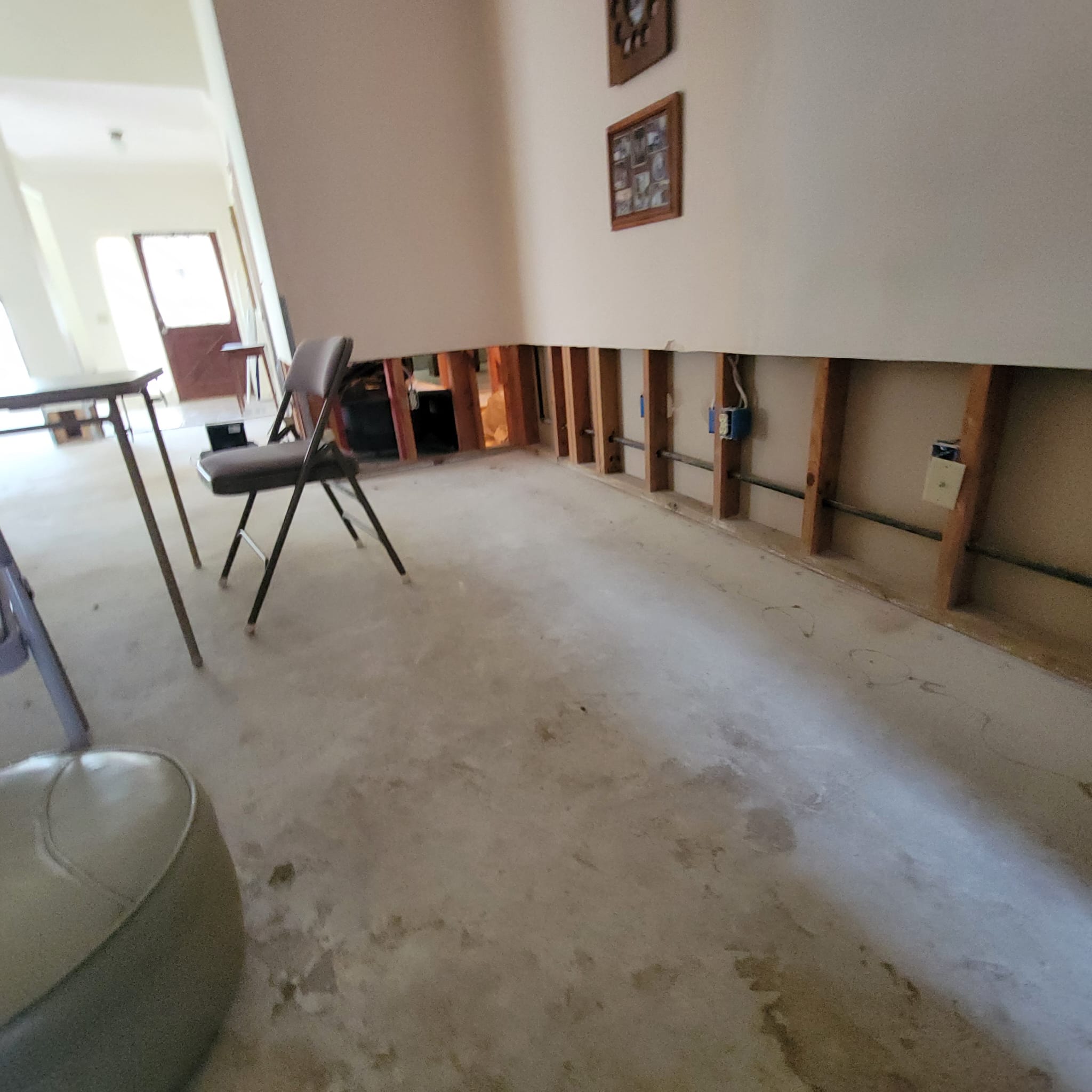 Water damage restoration after a toilet tank busted and flooded this Houston, TX house