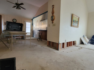 Water damage restoration after a toilet tank busted and flooded this Houston, TX house