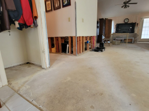 Water damage restoration after a toilet tank busted and flooded this Houston, TX house