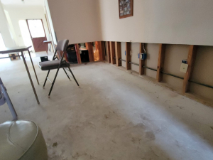 Water damage restoration after a toilet tank busted and flooded this Houston, TX house